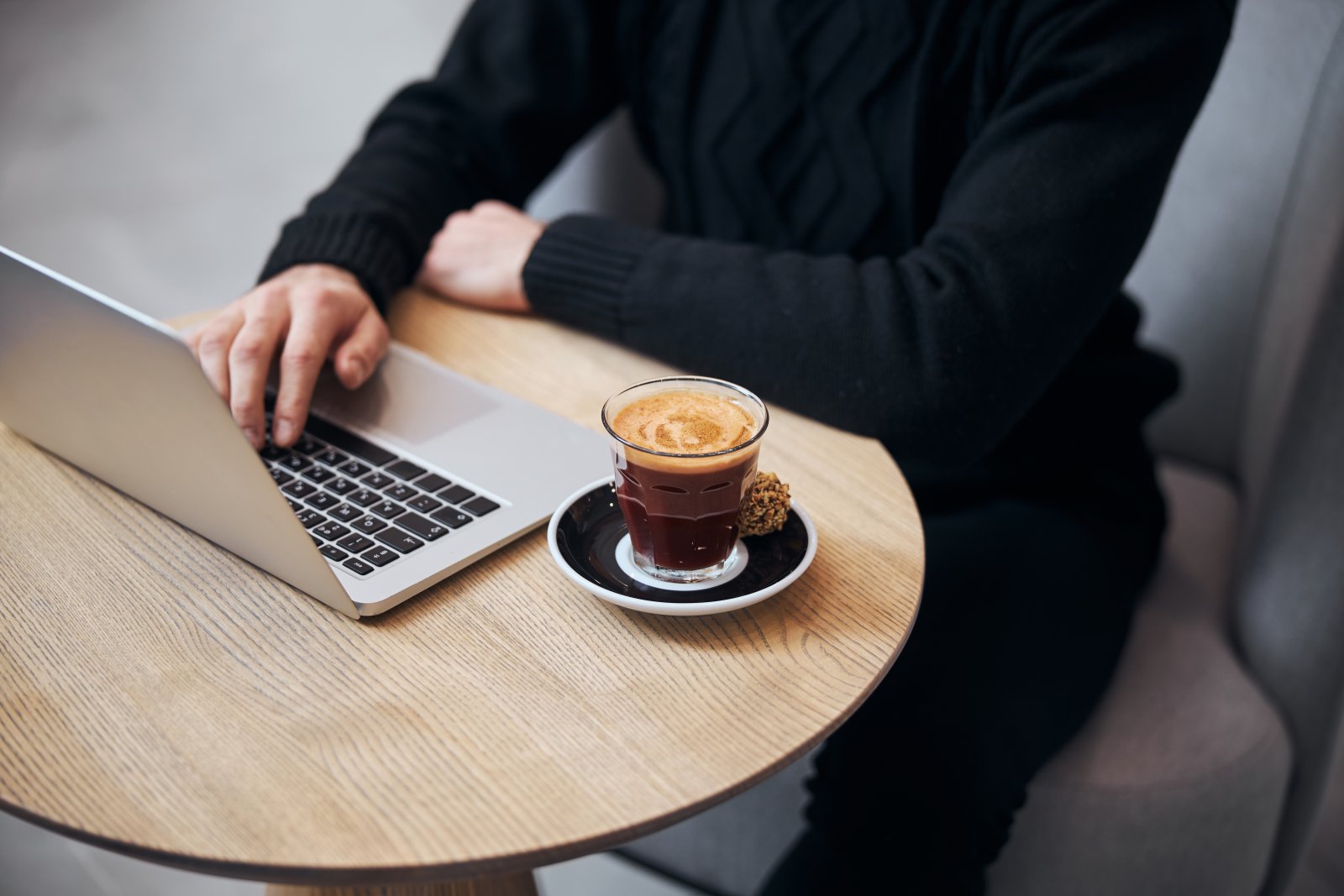 Kawa w pracy zdalnej – jak stworzyć aromatyczną rutynę? 1 paca zdalna