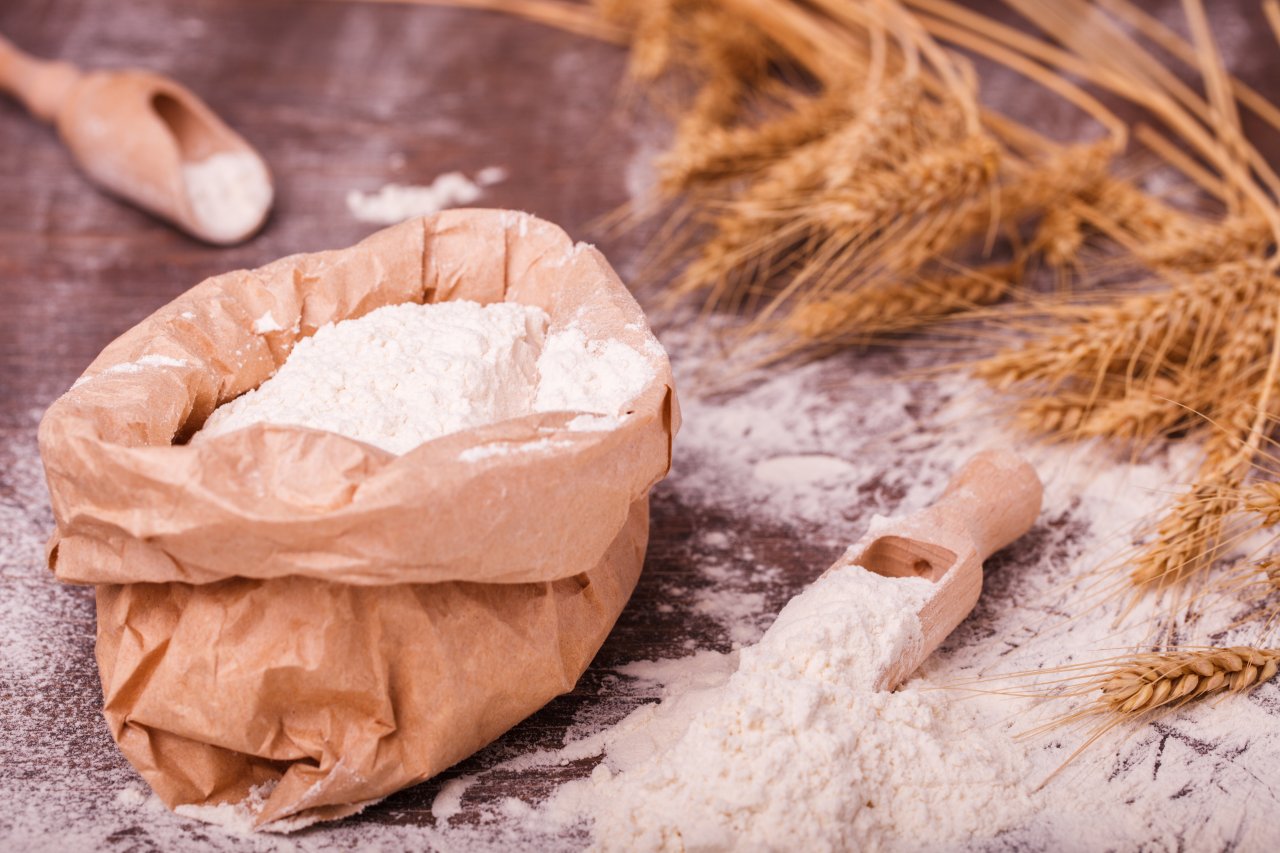 Mąka w domowej spiżarni – jak planować zakupy i wykorzystywać zapasy bez marnowania?